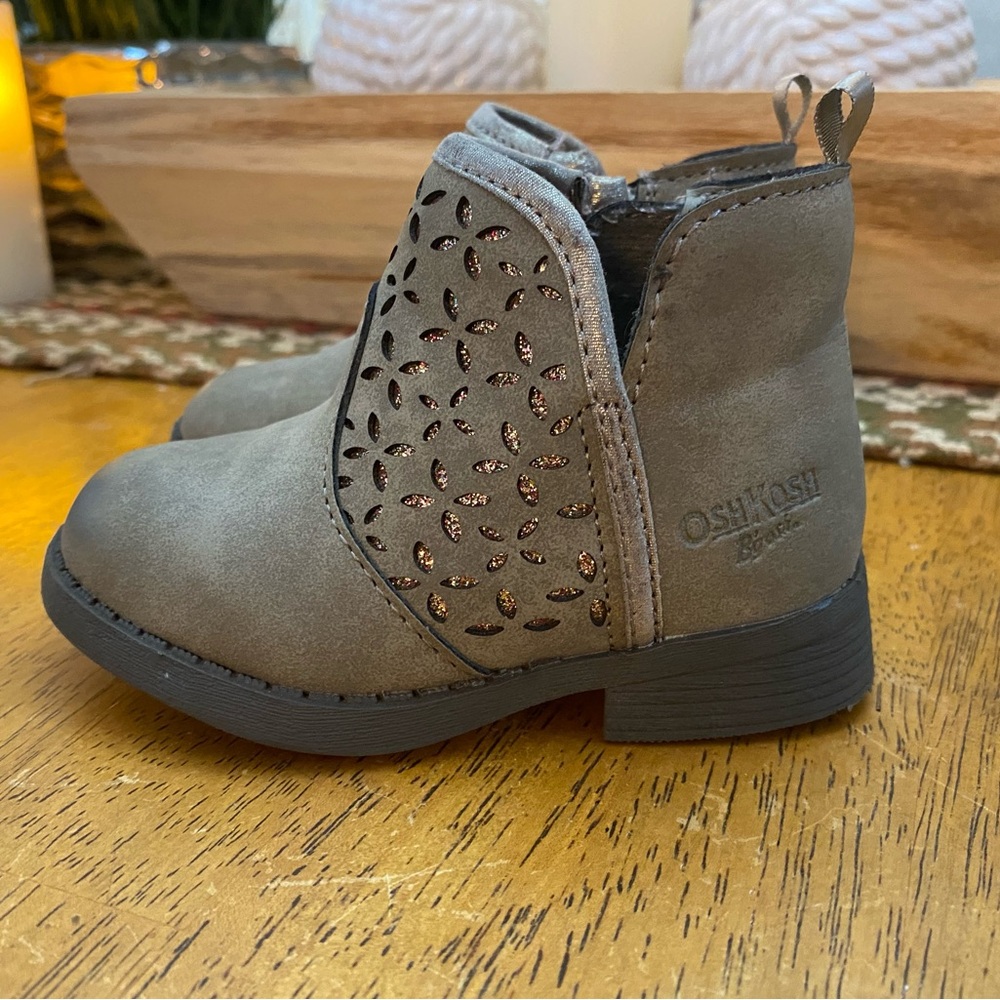 Cute Oshkosh B’gosh Booties… Toddler size 5
